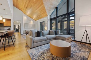 TV, fireplace - The Lion Residences E603 (Vail)