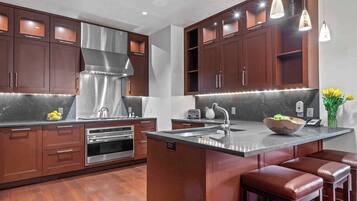 Fridge, microwave, stovetop, dishwasher