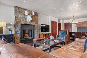 Televisie en een open haard