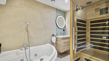 Apartamento Deluxe | Baño | Toallas, jabón, champú y papel higiénico
