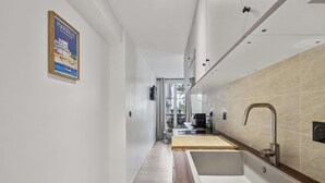 Deluxe Apartment | Dapur peribadi | Pembancuh kopi/teh, peti sejuk mini, ketuhar gelombang mikro, dapur 