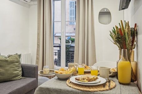 Televisión 100 cm con canales de televisión vía satélite