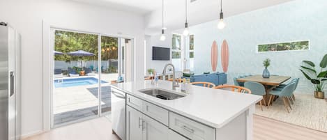 Een koelkast, een microgolfoven, een oven, een kookplaat