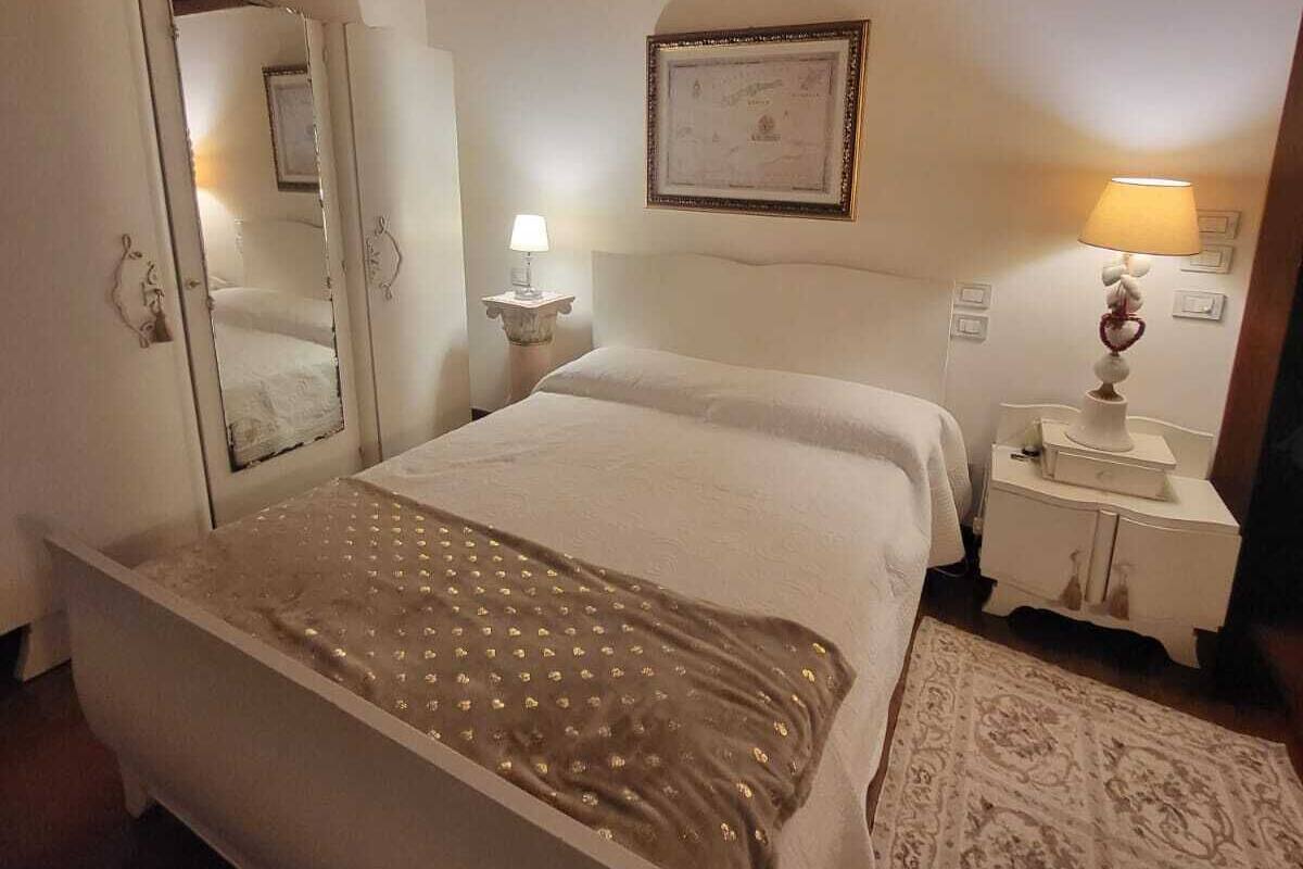 Habitación doble, vistas a la montaña | Colchones con acolchado adicional y escritorio