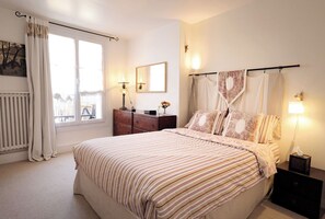 1 bedroom, iron/ironing board, travel cot, free WiFi - Charmant Refuge Avec Balcon vue sur les Toits du Marais (Paris)