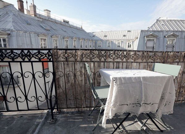 Outdoor dining - Charmant Refuge Avec Balcon vue sur les Toits du Marais (Paris)