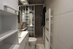 Shower, hair dryer, towels, soap - Charmant Refuge Avec Balcon vue sur les Toits du Marais (Paris)