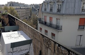 Outdoor dining - Charmant Refuge Avec Balcon vue sur les Toits du Marais (Paris)