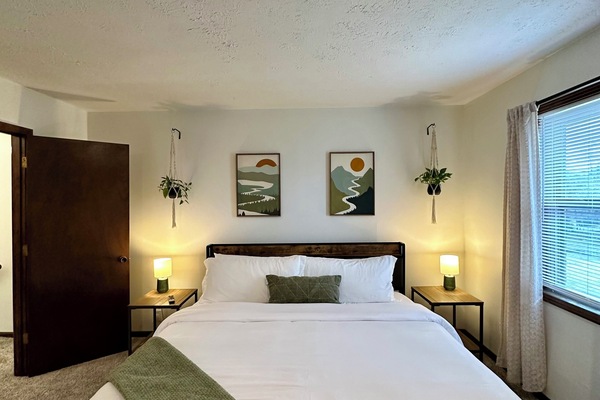 2 slaapkamers, een bureau, een strijkplank/strijkijzer, gratis wifi