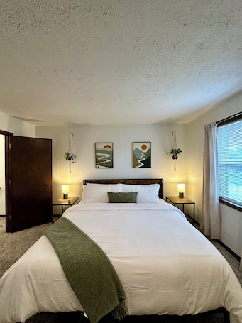 2 bedrooms, desk, iron/ironing board, free WiFi. Vintage modern / boho Gallatin townhome!