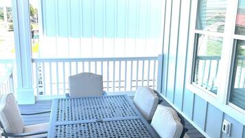 تناول الطعام بالخارج