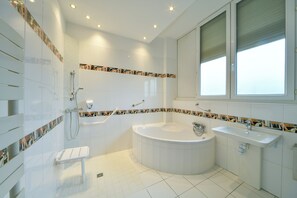 Standard Room | Bathroom | Separate tub and shower, hair dryer, towels, soap - Enjoy Garden (Vierzon)