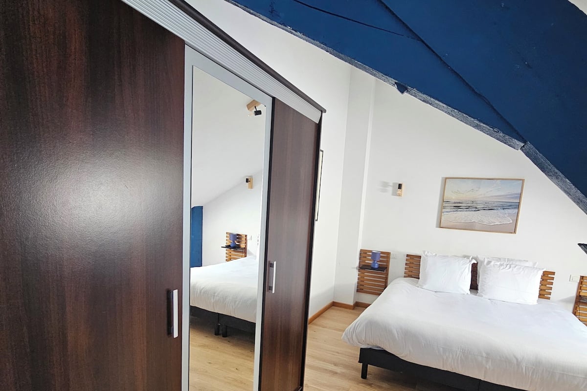 Habitación cuádruple familiar, vistas al jardín | Escritorio, espacio para trabajar con un portátil, wifi gratis