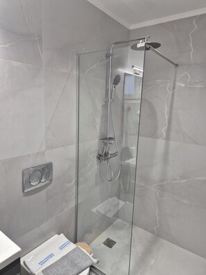 Suite, 2 habitaciones, planta baja | Baño | Regadera, secadora de cabello, toallas, jabón