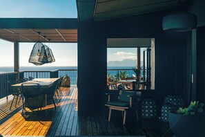 Outdoor dining - Maison Gaia Seychelles, unobstructed views over the ocean and into the sunset (Glacis)