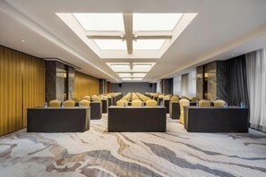 A conference room with a long table, multiple chairs, and a carpeted floor. - Chenggong Hotel (Xiamen Gaoqi Airport SM Plaza) (Xiamen)