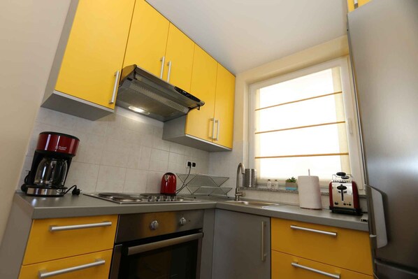 Fridge, oven, stovetop, coffee/tea maker