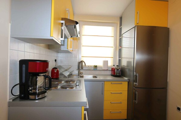 Fridge, oven, stovetop, coffee/tea maker