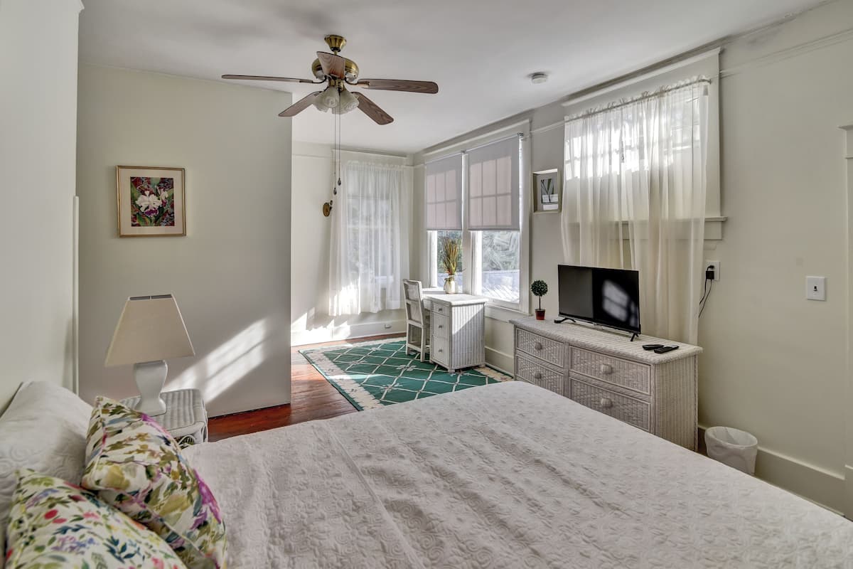 Zimmer, 1 Queen-Bett | 2 Schlafzimmer, kostenloses WLAN