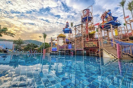Pool. Xuzhou Amusement Land Resort Hotel