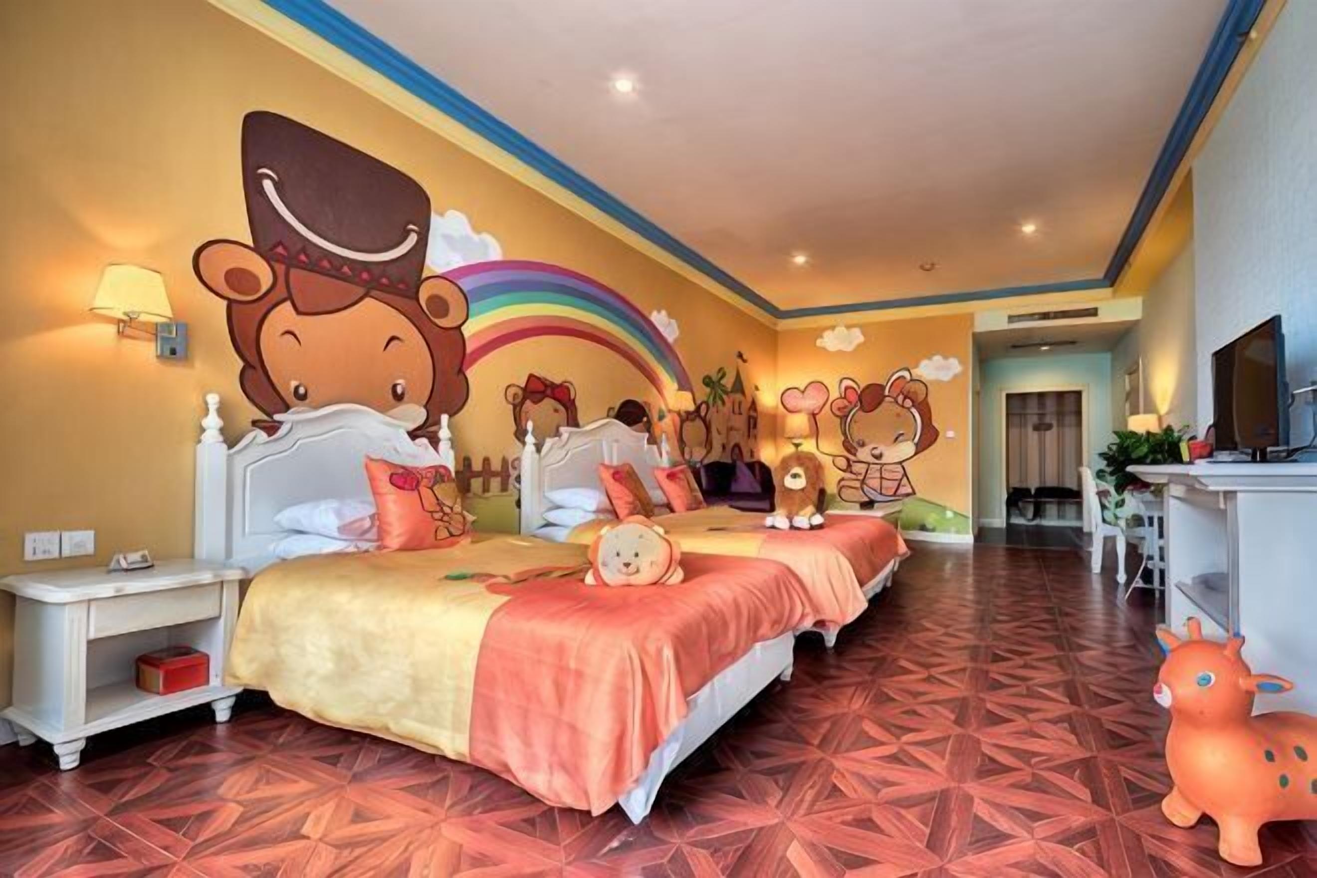 Ein Hotelzimmer mit drei Betten, einem Fernseher und einem großen Wandbild.