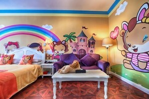 A children's themed hotel room with a bed, a sofa, a table, and a mural. - Xuzhou Amusement Land Resort Hotel (Xuzhou)