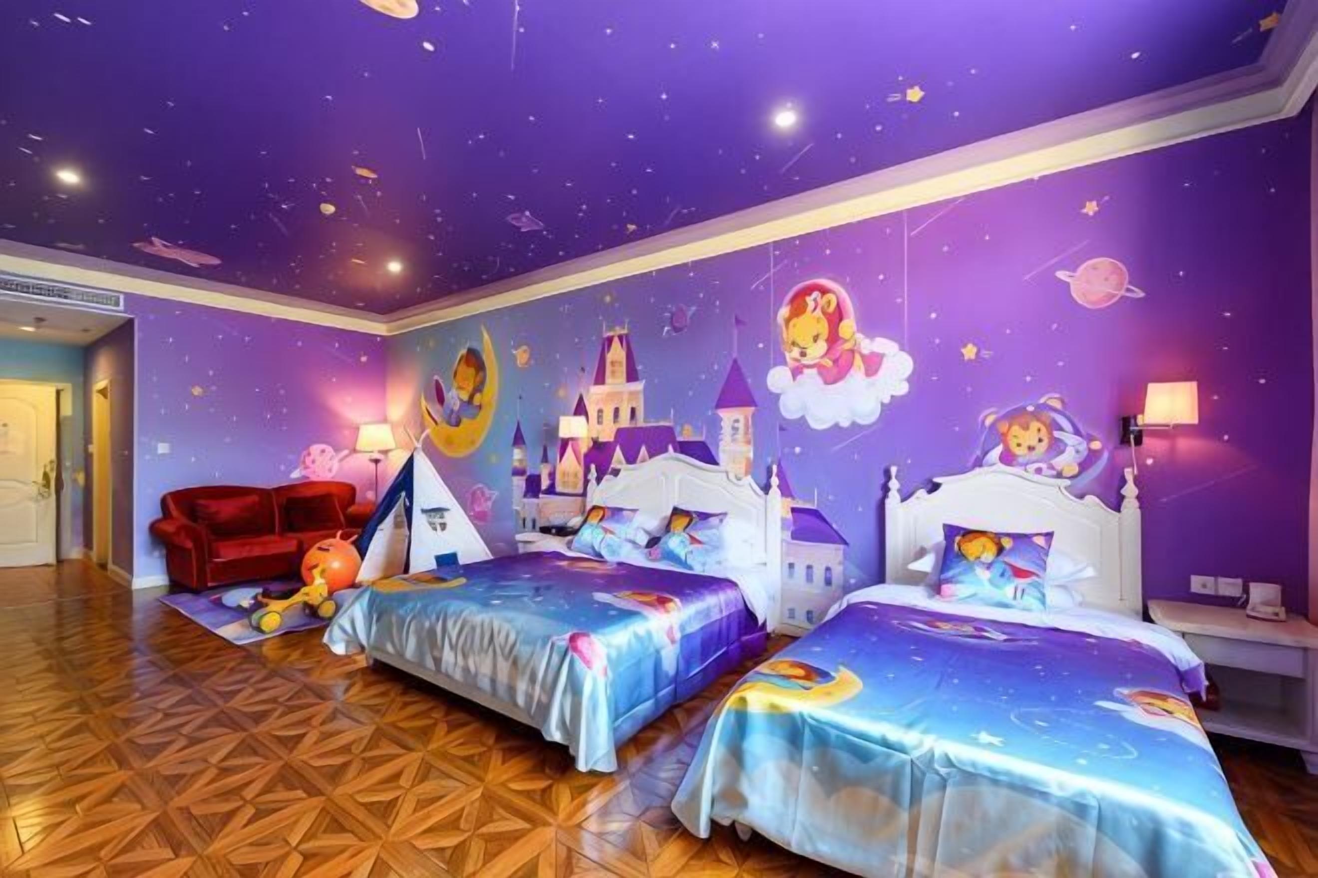 Ein Zimmer mit zwei Betten, einem roten Sofa und einem Wandbild mit Schloss und Weltraumthema.