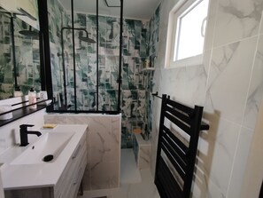 Douche, serviettes fournies, papier de toilette
