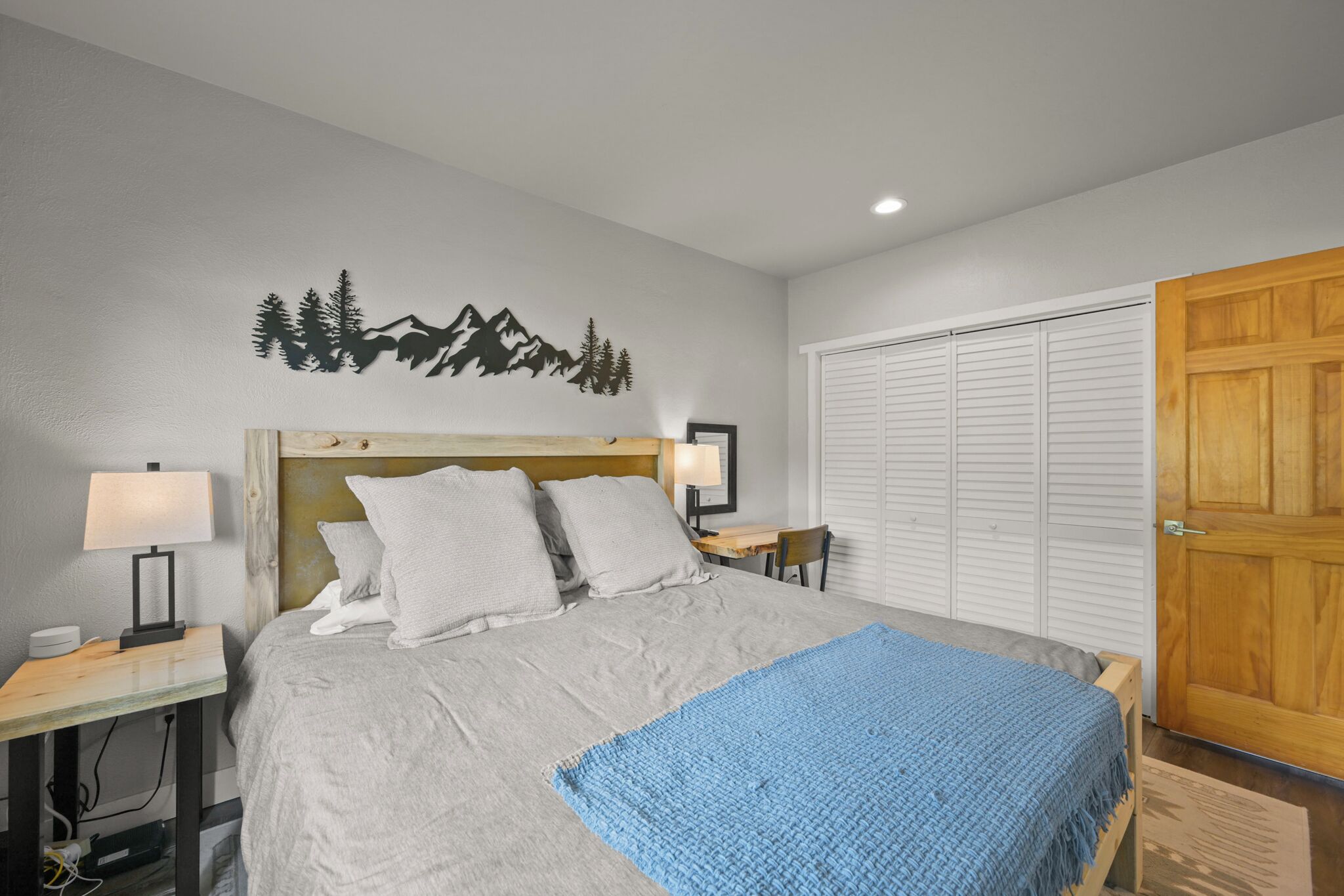 2 soverom, skrivebord, strykejern/-brett og reiseseng for barn