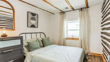 3 bedrooms, desk, iron/ironing board, travel cot