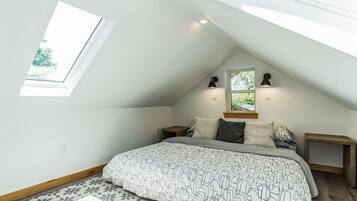 3 bedrooms, desk, iron/ironing board, travel cot