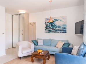 Apartment (Apartment Marcus Mai - Two Bedroom Ap) | Wohnzimmer | 32-Zoll-Flachbildfernseher mit Digitalempfang