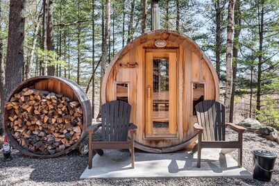 'Northwood Tours Escape': Hot Tub & Lake Access!