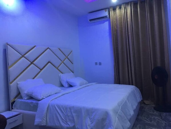 Studiosuite – executive | Skrivebord, skrivebord for bærbar PC og wi-fi (inkludert)