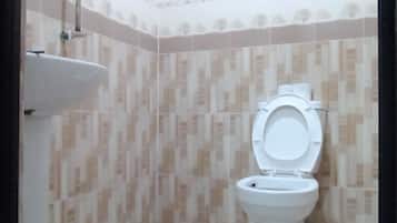 Habitación individual básica | Baño | Toallas, jabón, papel de baño