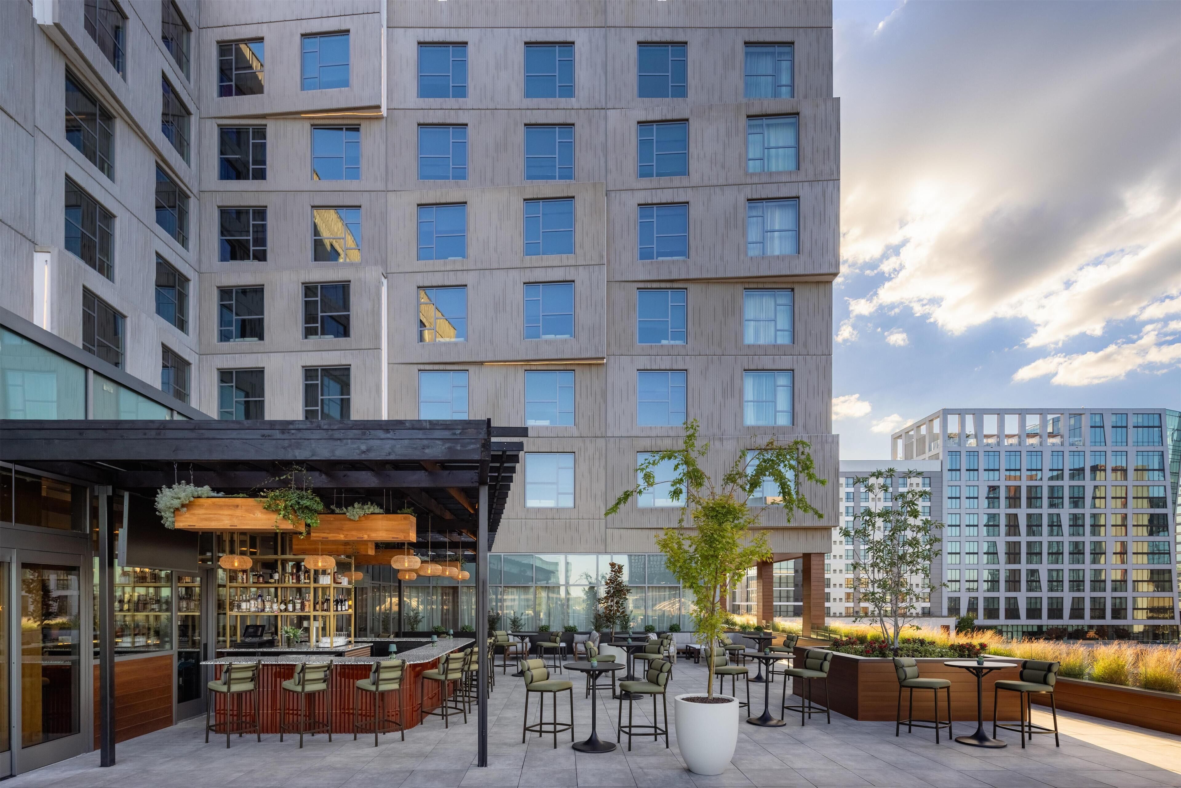 2 bars/lounges