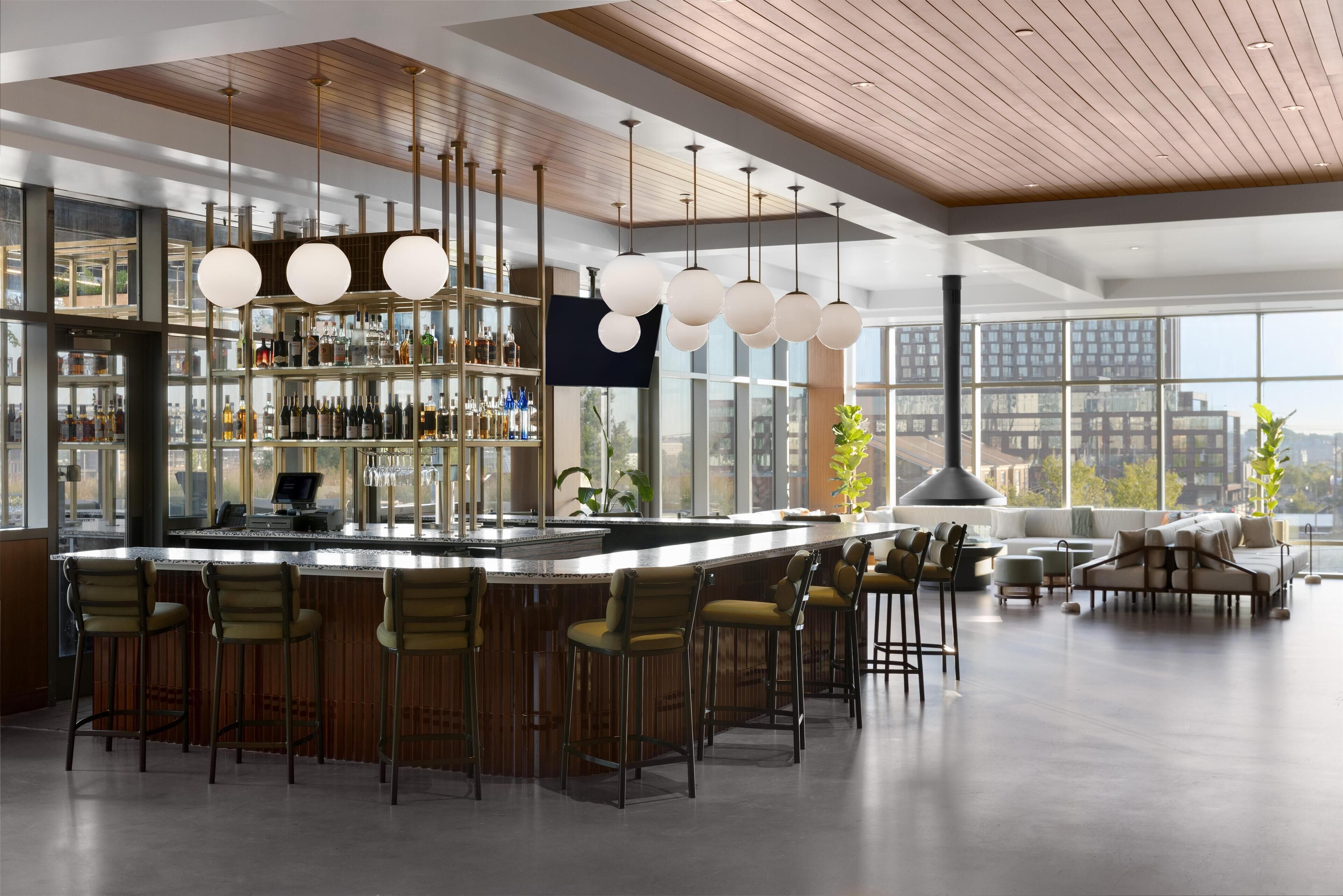 2 bars/lounges