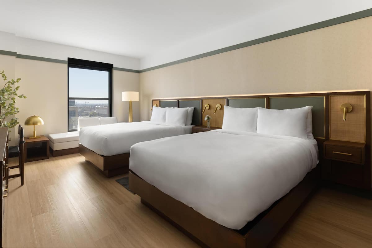 Bộ đồ giường kháng dị ứng, minibar, két bảo mật tại phòng, bàn 