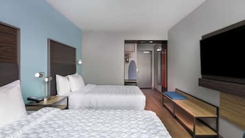 Escritorio, cortinas blackout y tabla de planchar con plancha