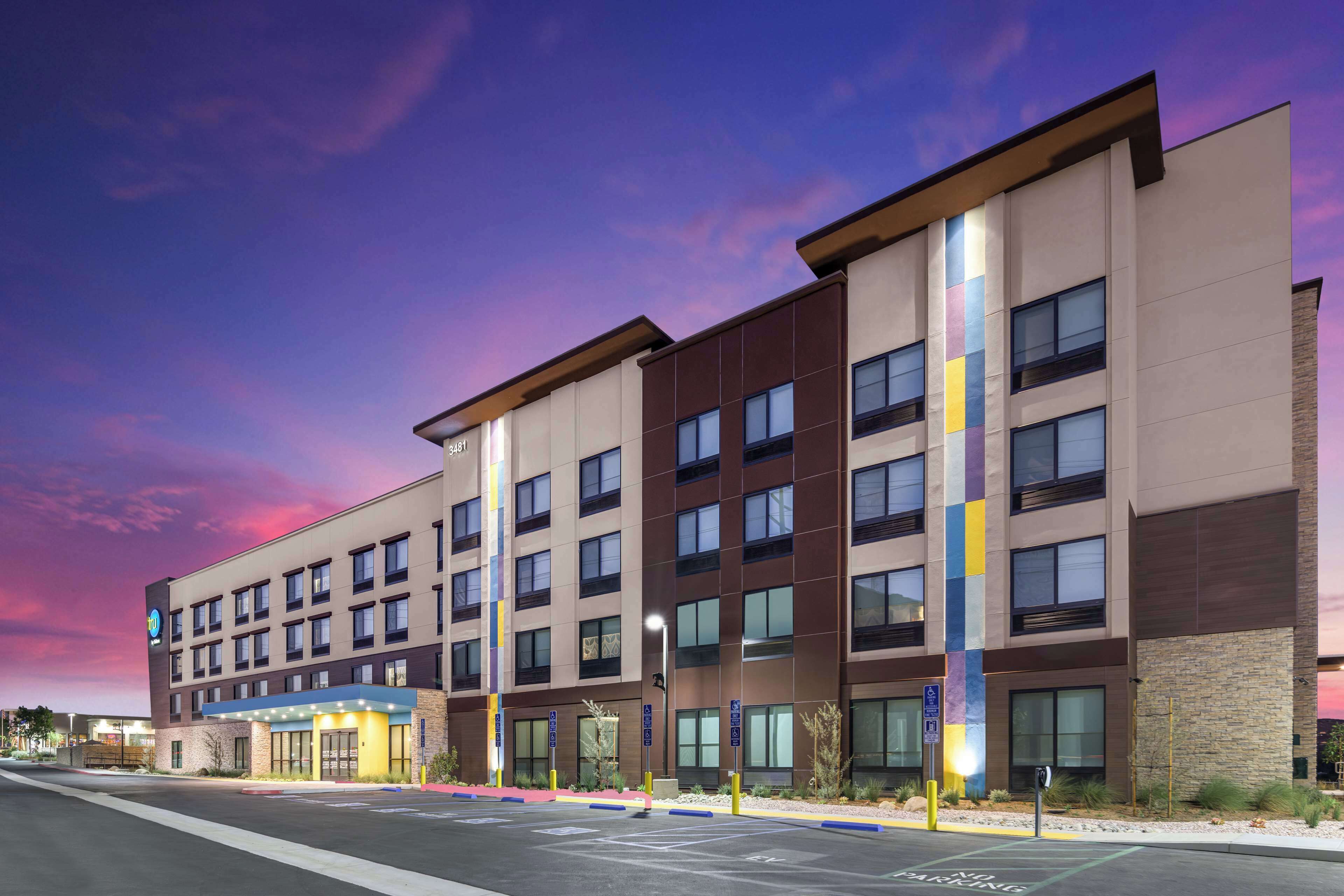 Un hôtel à plusieurs étages, doté d’un design moderne, avec un grand hall d’entrée abrité et un parking situé à l’avant.