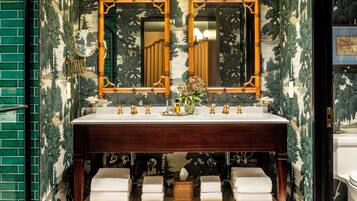 Een haardroger, handdoeken, zeep, shampoo