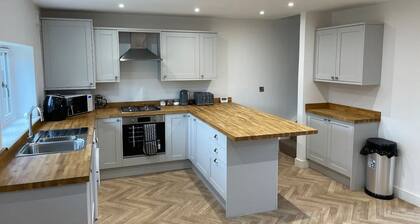 Brand New Barn conversion - With Hot Tub