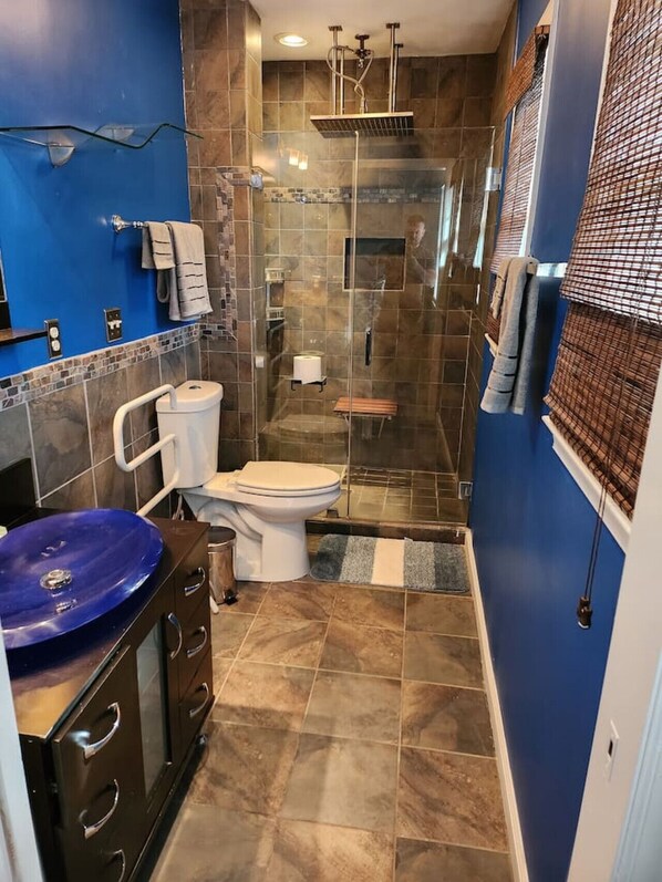 Hair dryer, towels - Theater, heated pool/hot tub near HPU/Market (Jamestown)