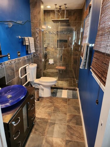 Theater, heated pool/hot tub near HPU/Market