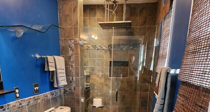 Theater, heated pool/hot tub near HPU/Market