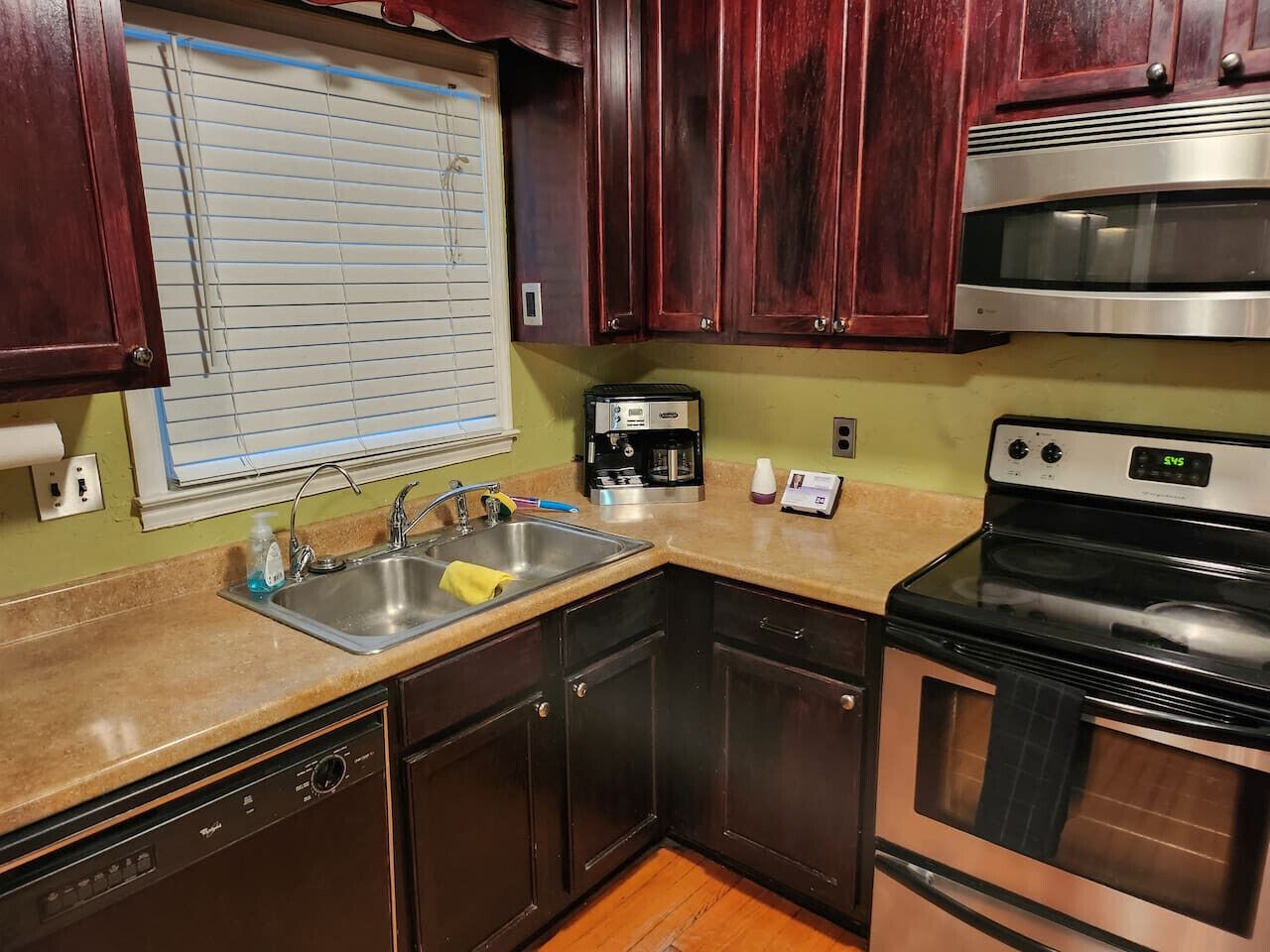 Jääkaappi, mikroaaltouuni, uuni, liesi