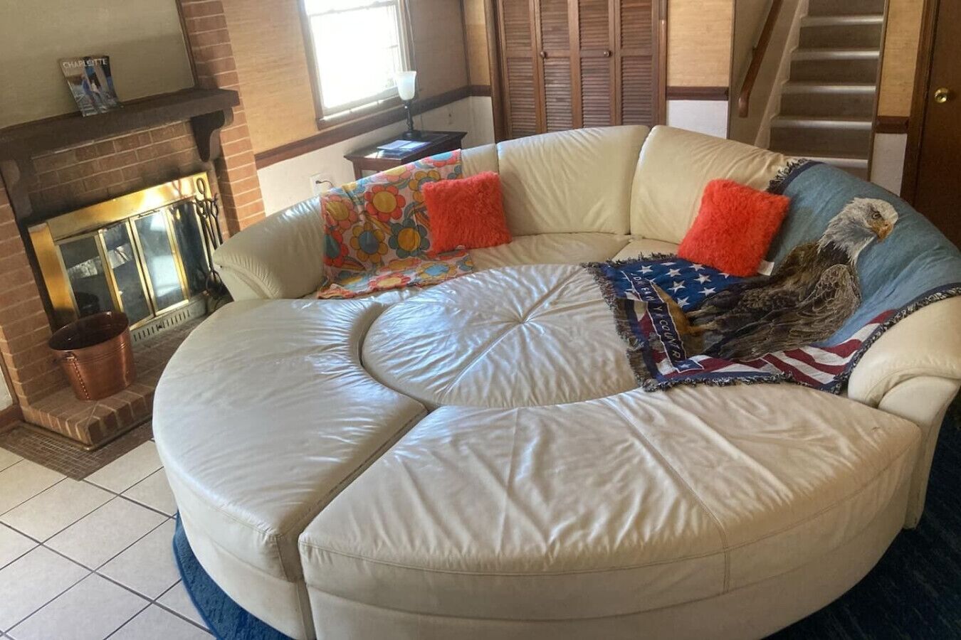 TV connectée, cheminée, chaîne hi-fi