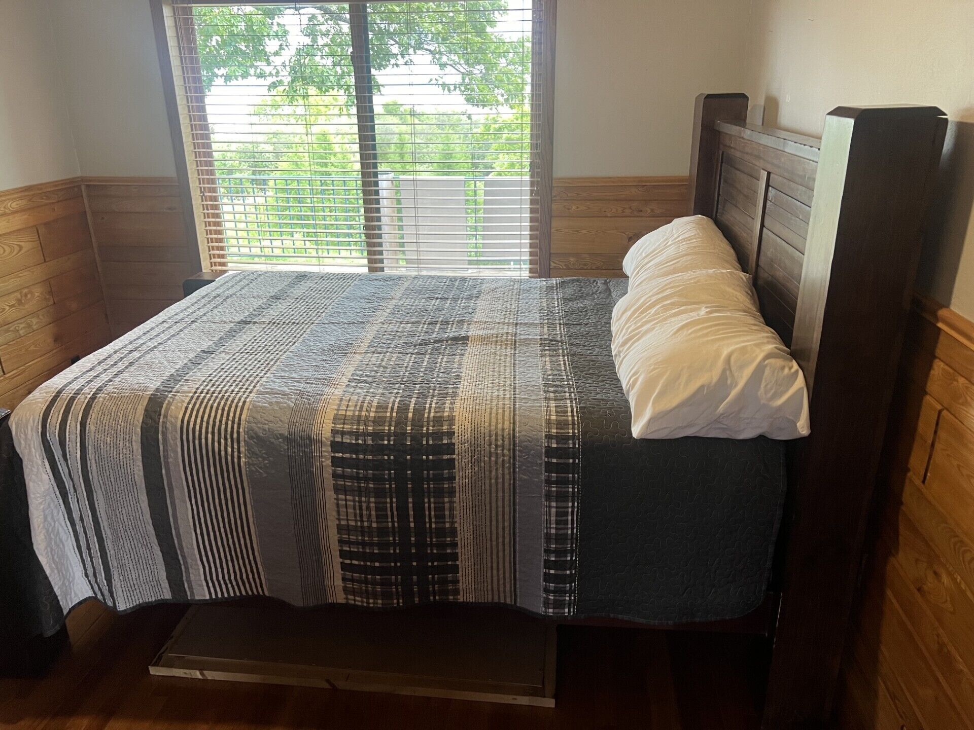 3 عدّة غرف نوم وواي فاي وملاءات أسرّة