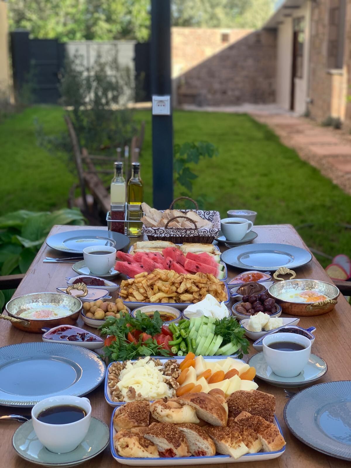 Une table dressée à l’extérieur, avec différents plats et boissons.