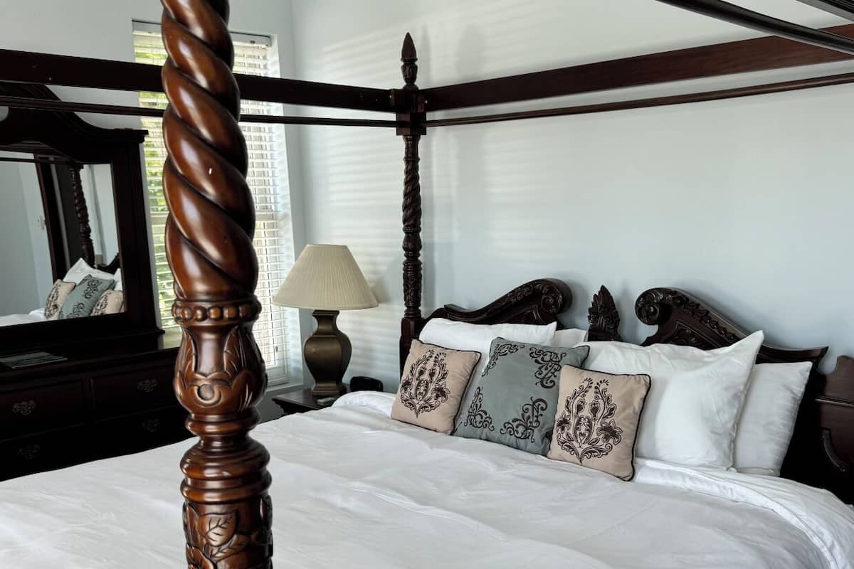 Luxury Double Room, Private Bathroom | 1 bedroom, iron/ironing board, free WiFi, bed sheets
